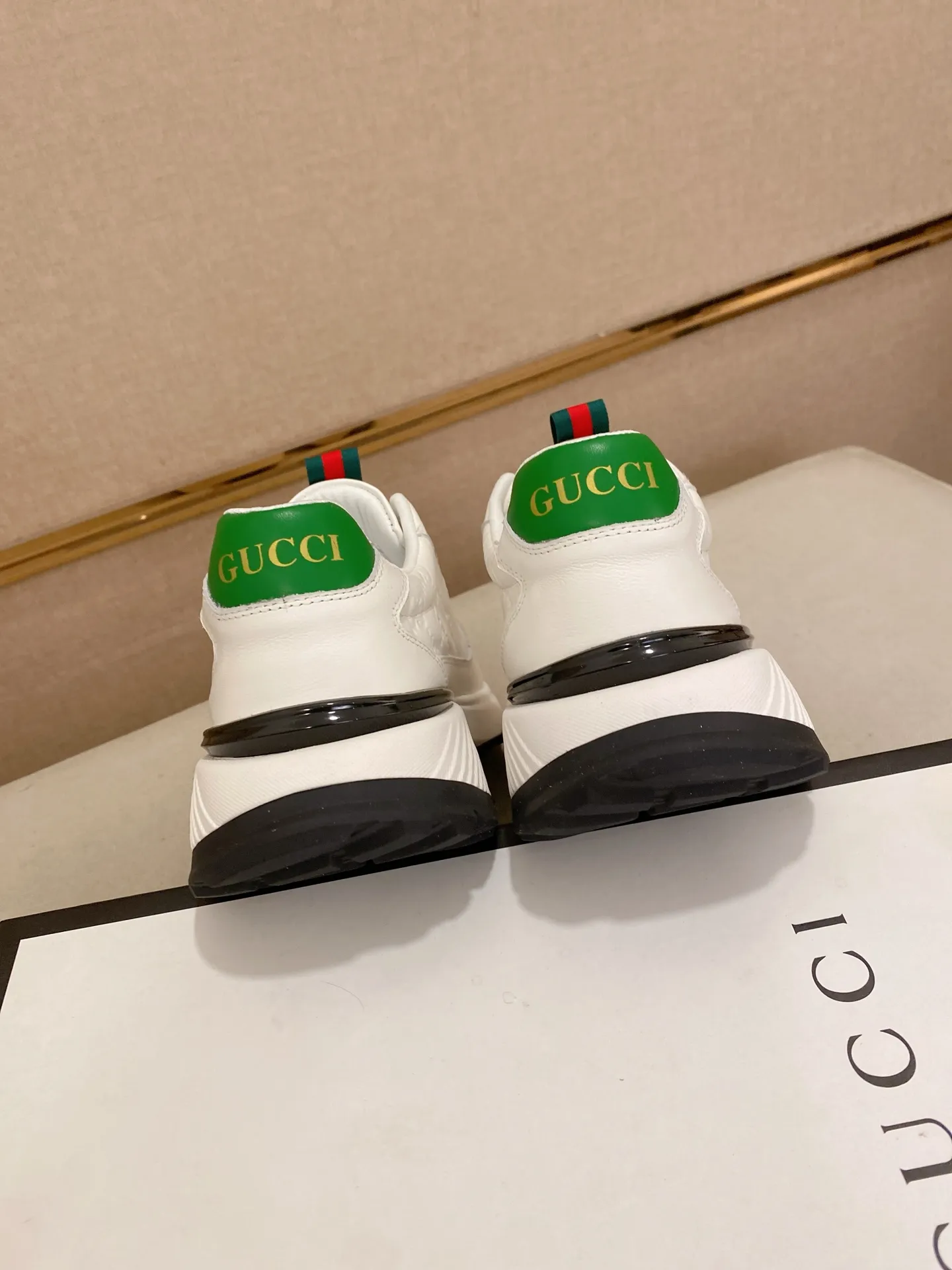 Men's shoes 💰 462💰The new GUCCI (Gucci) counters are launched simultaneously. The new men's shoes, 😘fabrics are selected from imported cowhide, and the lining is sheepskin lining. 👍🏿 High-end ☄️ air-cushion molded anti-slip rubber outsole, exquisite lines, simple and elegant, comfortable and high-end for leisure travel. Code number: 38 to 44 (45 can be customized and cannot be returned or exchanged)